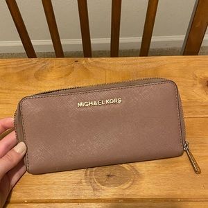 Michael Kors Jetsetter Continental wallet